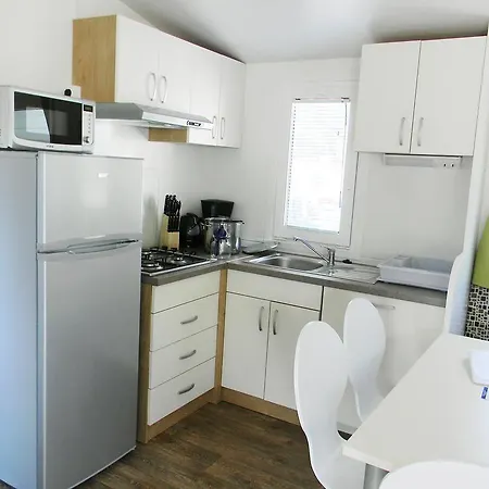 Semesterbostad Holiday Home Camping Valkanela.4 *