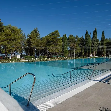 Semesterbostad Holiday Home Camping Valkanela.4 *